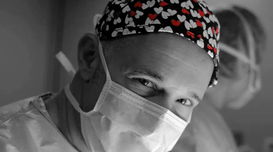 Anteprima del video: il Dott. Giulio Maria Maggi in sala operatoria